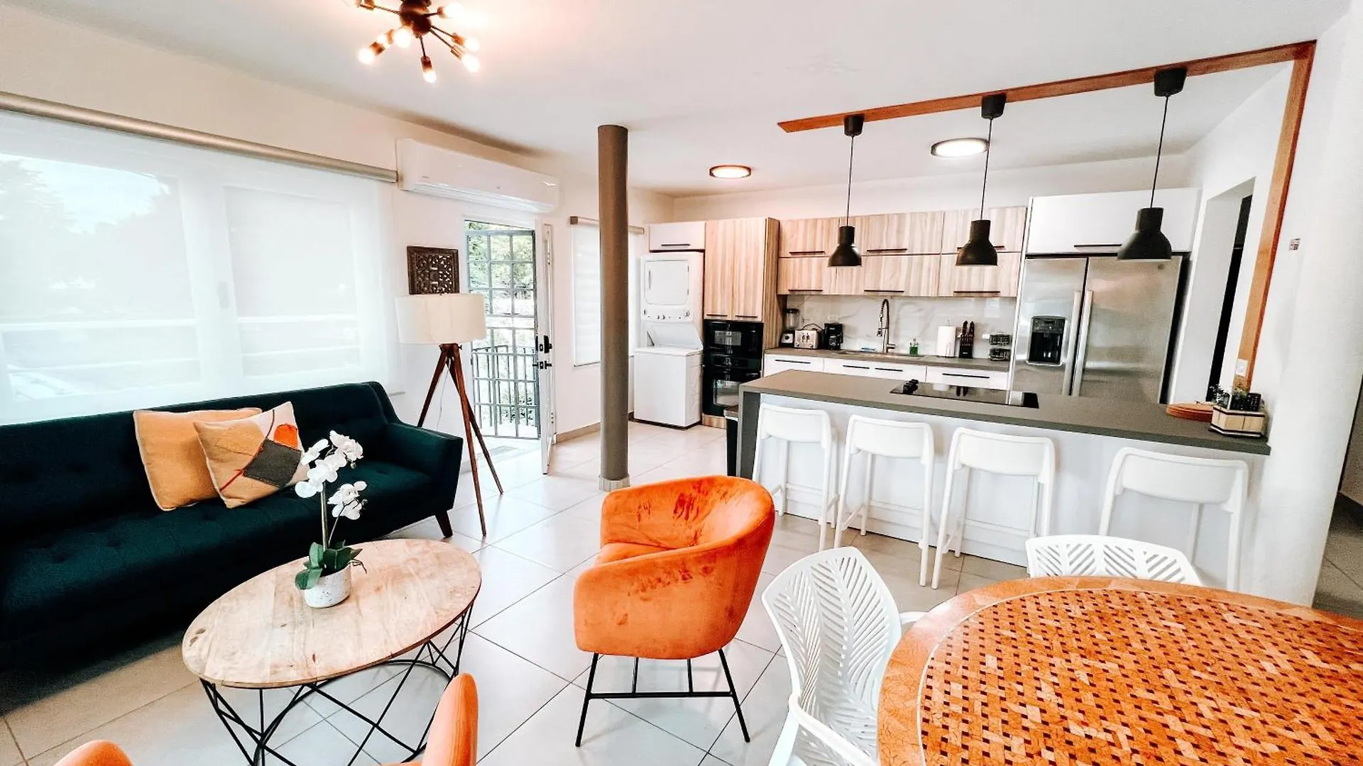 San Juan Getaway Sleeps 6 n 9 Mins to Airport Apartment