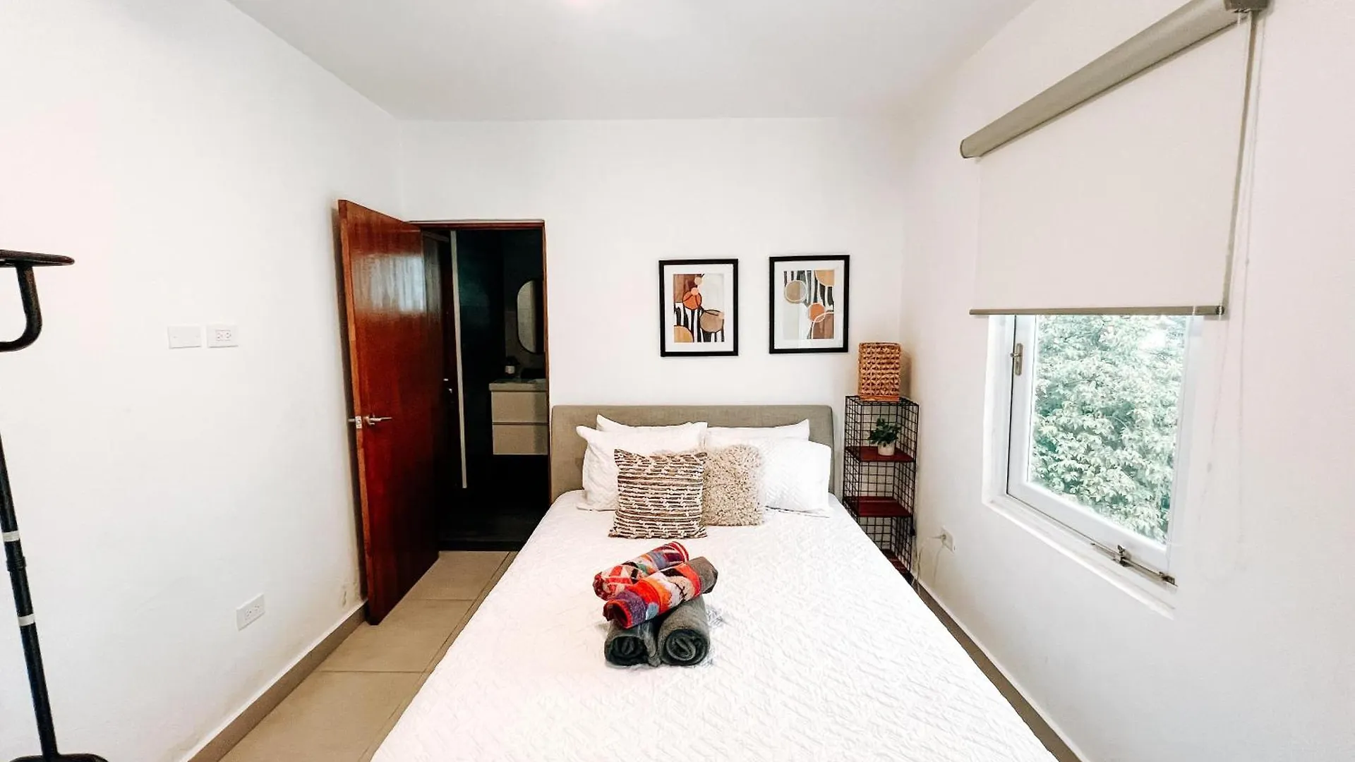 San Juan Getaway Sleeps 6 n 9 Mins to Airport Apartment